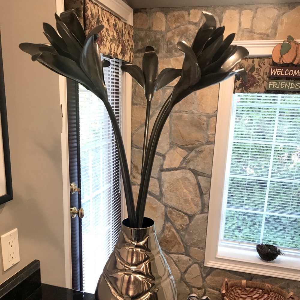 Pier Imports Metal vase and 5 metal flowers